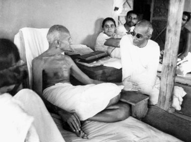 Mahatma Gandhi, Sevagram Ashram 'daki kulübesinde Chakravarti Rajagopalachari ile konuşuyor, 1942; c Premabehn Kantak  