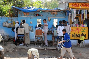 Yol kenarı berberleri, Ahmedabad, Gujarat, Hindistan 