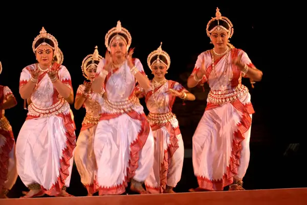 Odissi dansçıları her yıl Konarak, Orissa, Hindistan 'da düzenlenen geleneksel bale sahnesinde sahne alıyorlar. 