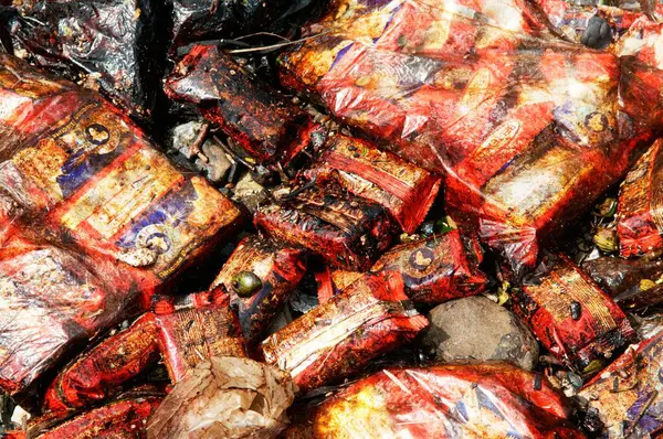 Bombay Mumbai, Maharashtra, Hindistan 'da denizdeki konteynır gemisi chitra çarpması sonucu yağlı bisküvi paketleri.