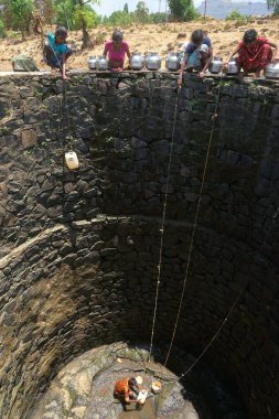 Dhakne köyünden su toplayan kadınlar, Shahapur Thane Maharashtra, Hindistan, Asya 