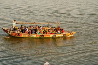 Turistler Ganj Nehri, Varanasi, Banaras, Benaras, Kashi, Uttar Pradesh, Hindistan 'da tekne turu yapıyorlar. 