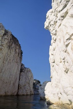 Mermer Kayalar ve Narmada Nehri, Bheraghat, Jabalpur, Madhya Pradesh, Hindistan 