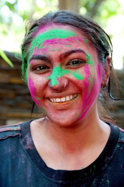 Hintli kız yüzü boyalı, Holi Festivali, Hindistan, Asya 