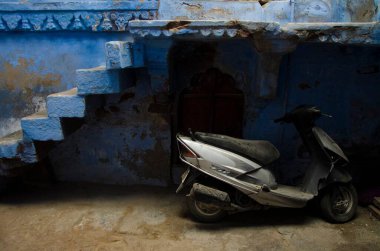 Motosiklet yol kenarında duruyor. 