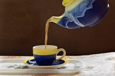 Çay demliği çay dolduruyor Maharashtra Mumbai Hindistan Asya