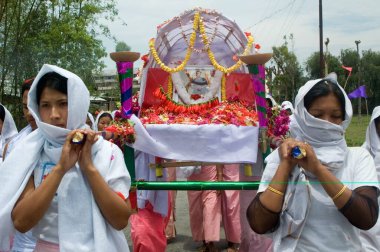 Manipuri kadınları kendilerini kadın, Imphal, Manipur, Hindistan 'daki hakları için savaşan Meira Paibis (meşale taşıyıcısı) olarak organize ettiler. 