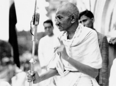 Mahatma Gandhi 28 Aralık 1931 'de Mumbai, Maharashtra, Hindistan' da halka açık bir toplantıda konuşma yaptı.   
