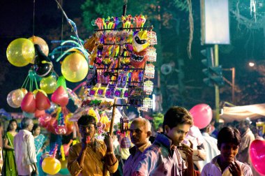Kalküta Kolkata 'daki Bbu ghat' ta balon satıcısı, Batı Bengal, Hindistan   