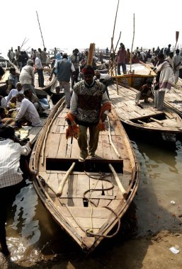 Ganj, Yamuna ve Ardh Kumbh Mela, Hindistan 'daki efsanevi Saraswati nehirleri kavşağında feribotlar ya da feribotlar tahsis edilmiştir. 