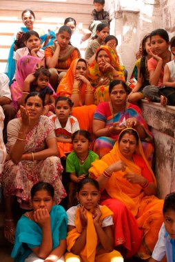 Ramnavmi alayının Rajasthani kadınları merdivenlerde oturuyorlar, Jodhpur, Rajasthan, Hindistan   