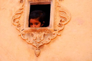 Pencereden bakan çocuk, Jodhpur, Rajasthan, Hindistan  