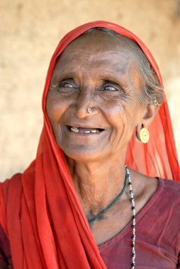 Yaşlı kadın, Amreli, Gujarat, Hindistan  