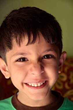 Yaramaz gülümsemeli Hintli çocuk Jodhpur Rajasthan Hindistan Asya