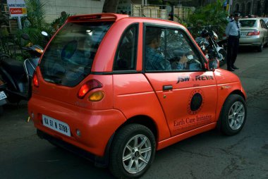 Mini Car Reva Kalaghoda sanat festivalinde, Bombay şimdi Mumbai, Maharashtra, Hindistan 