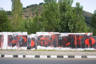 Teneke, Srinagar, Jammu ve Kashmir üzerine yazılmış slogan, Hindistan