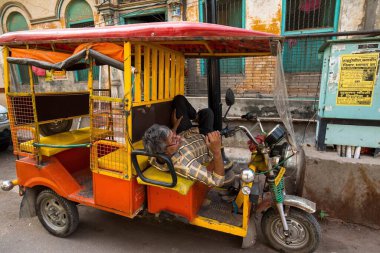 Elektrikli çekçek, elektrikli tuk tuk, e-rickshaw, toto, e-tribike, Varanasi, Banaras, Benaras, Kashi, Uttar Pradesh, Hindistan 