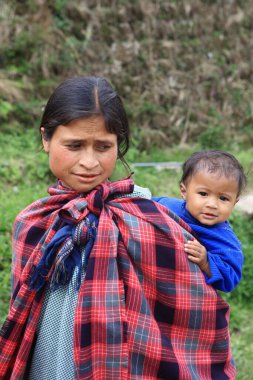 Khasi kabilesinden kadın sırtında çocuk taşıyor, Cherrapunjee, Sohra, Meghalaya, Hindistan   