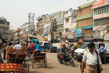 Delhi, Hindistan 'da kalabalık bir çarşı.