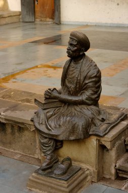 Gujarati şairi ve reformcu Dalpatram 'ın pirinç metal heykeli, Ahmedabad, Gujarat, Hindistan 