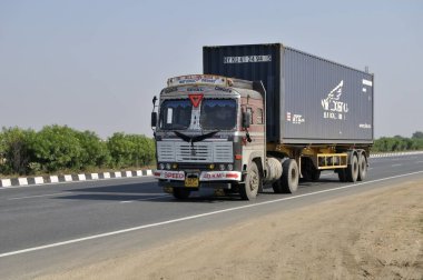 Delhi 'deki konteyner kamyonu Agra Highway delhi Hindistan' a gidiyor. 