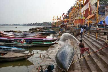 Adam Ghat Varanasi uttar pradesh Hindistan, Asya 'yı temizliyor. 