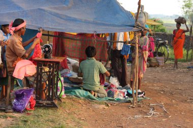 Haat Weekly Bazaar 'da terzi, bastar, chhattisgarh, Hindistan, Asya 