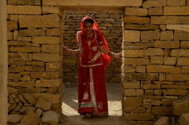 Köydeki kadın, Kuldhara, Jaisalmer, Rajasthan, Hindistan, Asya 