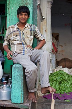 çocuk sebze dükkanında, barsana, mathura, uttar pradesh, Asya, Hindistan 