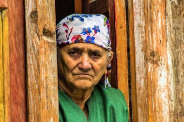 Kaşmirli yaşlı kadın, Dawar köyü, Gurez, Bandipora, Kaşmir, Hindistan, Asya