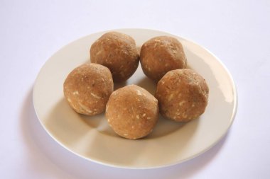 Beyaz arka planda tepside mithai laddoos