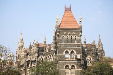 Hutatma Chowk Caddesi 'ndeki doğu binasının çamurlu çatısı; Veer Nariman yolu; Churchgate; Bombay Mumbai; Maharashtra; Hindistan