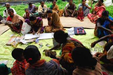 Gönüllüler ho kabilelerinden, Chakradharpur 'dan, Jharkhand' dan, Hindistan 'dan para topluyorlar.   