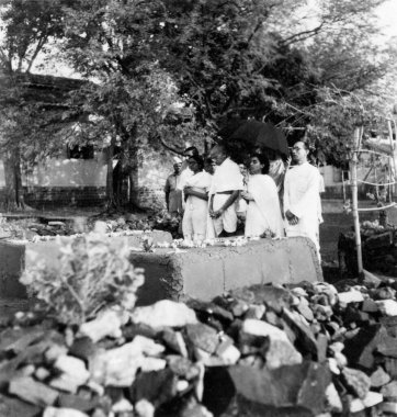 Manu Gandhi, Mahatma Gandhi, Sushila Nayar, Mirabehn ve Pyarelal Nayar, 1944 'te Pune' deki Ağa Han Sarayı 'ndaki Kasturba Gandhi ve Mahadev Desai mezarlıklarında.   