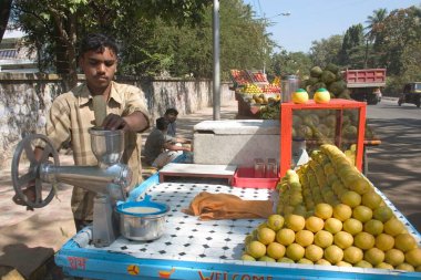 Hint meyve suyu satıcısı; tatlı limon suyu satıcısı; Pune; Maharashtra; Hindistan;