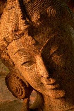 Hint gelini Pune, Maharashtra, Hindistan 'da olduğu gibi geleneksel takı ve kuaför tarzını tasvir eden kumtaşından yapılmış kadın yüzü heykeli. 