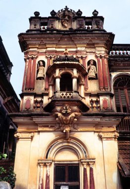 Nattukottai chettiar ya da nagarathar evi, Chettinad, Tamil Nadu, Hindistan üzerine oyulmuş heykeller.