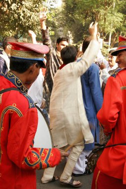 Hint Gujarati düğün alayı Varghodo 'da dans ederek kutluyoruz.