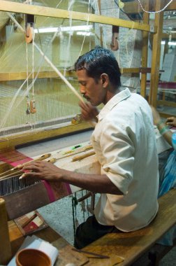 Weaver ipek dokuma tezgahı, Kanchipuram, Tamil Nadu, Hindistan