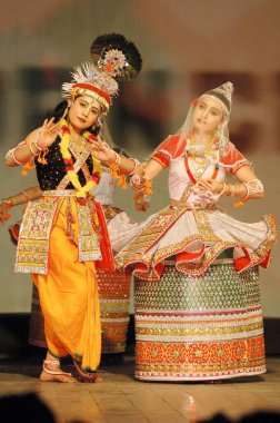 Ras Leela; ünlü klasik Manipuri dans formu Radha-Krishna 'nın efsanevi aşkı ve gopis' in Lord Krishna, Imphal; Manipur; Hindistan 'a olan bağlılığına dayanır.