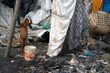 Plastik şişeyle banyo yapan kız, Guwhati, Assam, Hindistan   