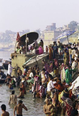İnsanlar Ganga Nehri 'nde Gündoğumunda, Varanasi' de, Uttar Pradesh 'te, Hindistan' da banyo yapıyorlar. 