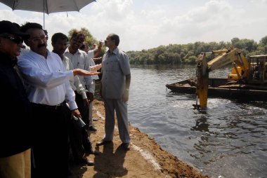 Mumbai Büyükşehir Bölgesel Kalkınma Dairesi (MMRDA) başkanı T. Chandrashekhar & Maharashekhar & Maharashtra Valisi S. M. Krishna Bombay, Maharashtra, Hindistan 'daki Mithi Nehri' ni ziyaret etti.   