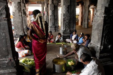 Tapınakta yemek yiyen fanatikler Meenakshi Sundareswarar Tapınağı Urchava mandap, Swamimalai, Tamil Nadu, Hindistan 