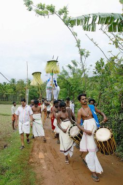 Thrissur İlçesi 'ndeki Chelakkara' da Anthimahakalan vela 'da Kala kolam boğa motifinin geçit töreni; Kerala; Hindistan