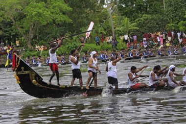 Alleppey Kerala Hindistan 'daki Punnamada Gölü' nde yılan tekneleri yarışıyor.