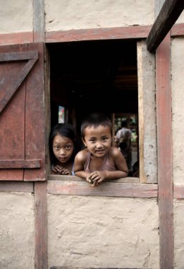 Kırsal çocuklar pencereden dışarı bakıyor, Pastanga, Sikkim, Hindistan 