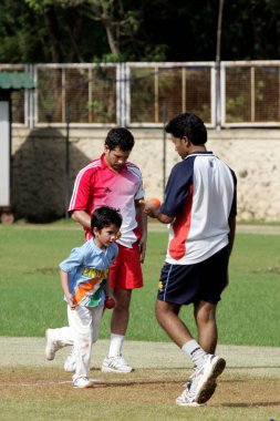 Usta Blaster Sachin Tendulkar oğlu Arjun Tendulkar ile Bombay Mumbai, Maharashtra, Hindistan 'da pratik yapıyor.   