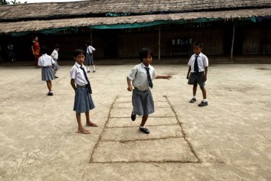 Genç aktivistler tarafından 2003 'te kurulan Sneha Okulu Chakma Kabilesi çocukları Diyun, Arunachal Pradesh, Hindistan 