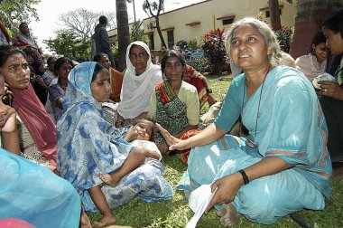 Medha Patkar, Narmada Bachao Andolan ve Ulusal Halk Hareketleri Birliği 'nin kurucusu.    